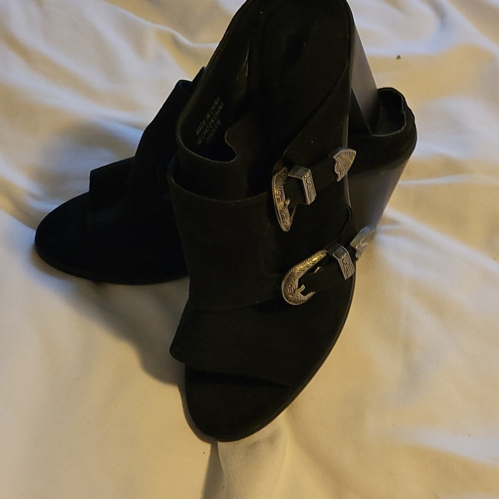 Open toe, Black heels